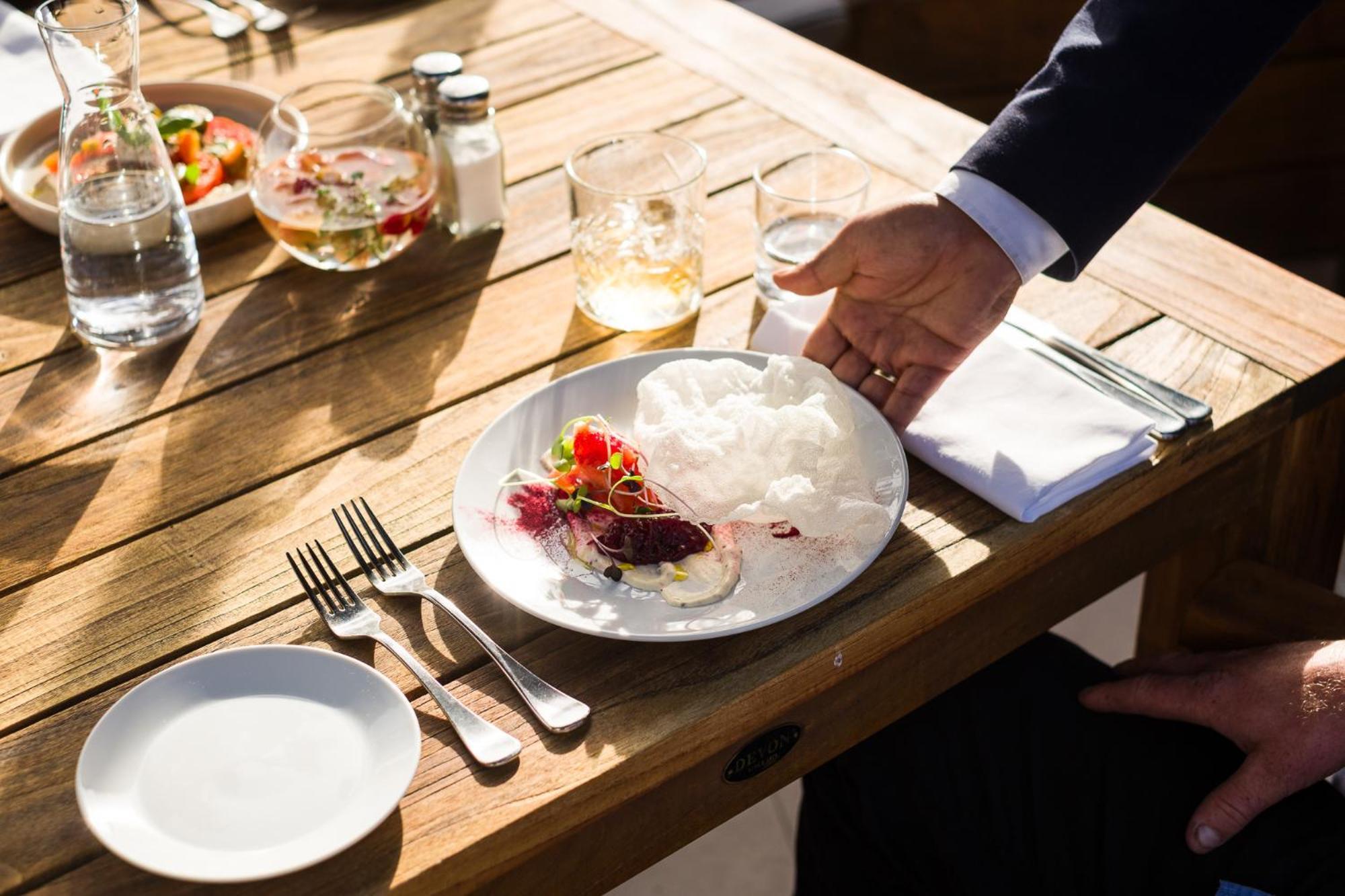 马尔伯勒城堡酒店 布伦海姆 外观 照片 A waiter serving food