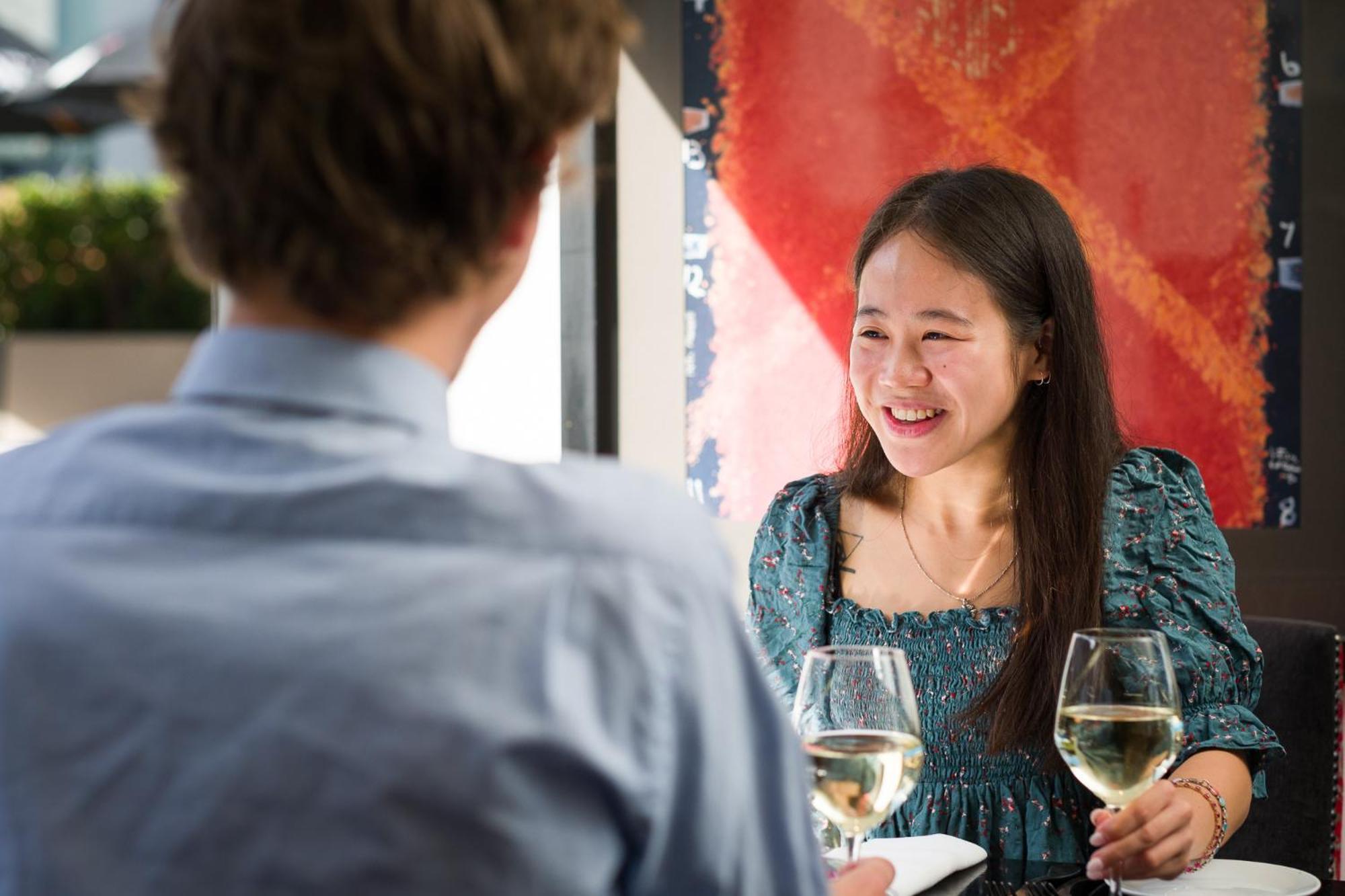 马尔伯勒城堡酒店 布伦海姆 外观 照片 A woman laughing with a man