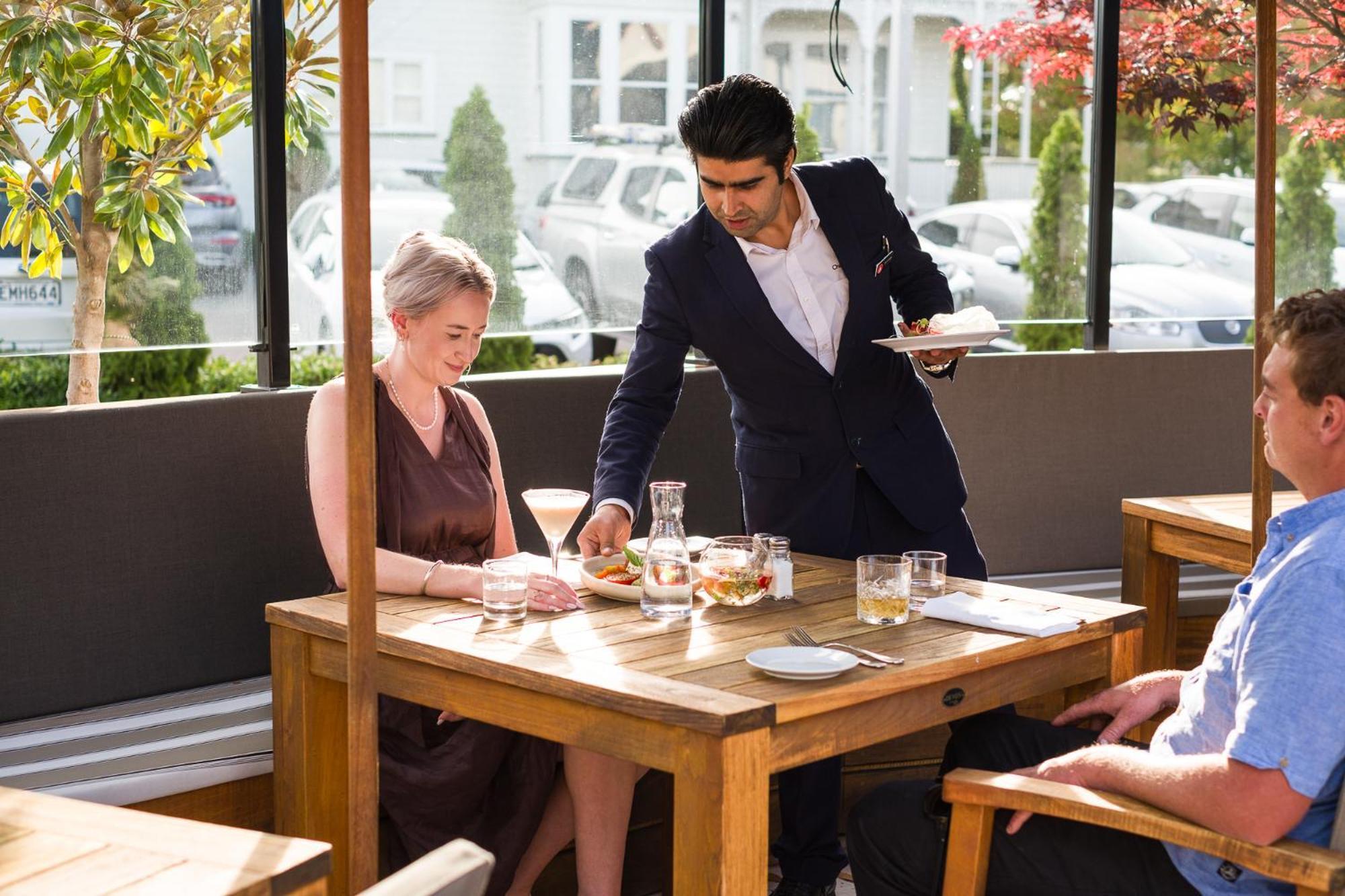 马尔伯勒城堡酒店 布伦海姆 外观 照片 A waiter serving a customer