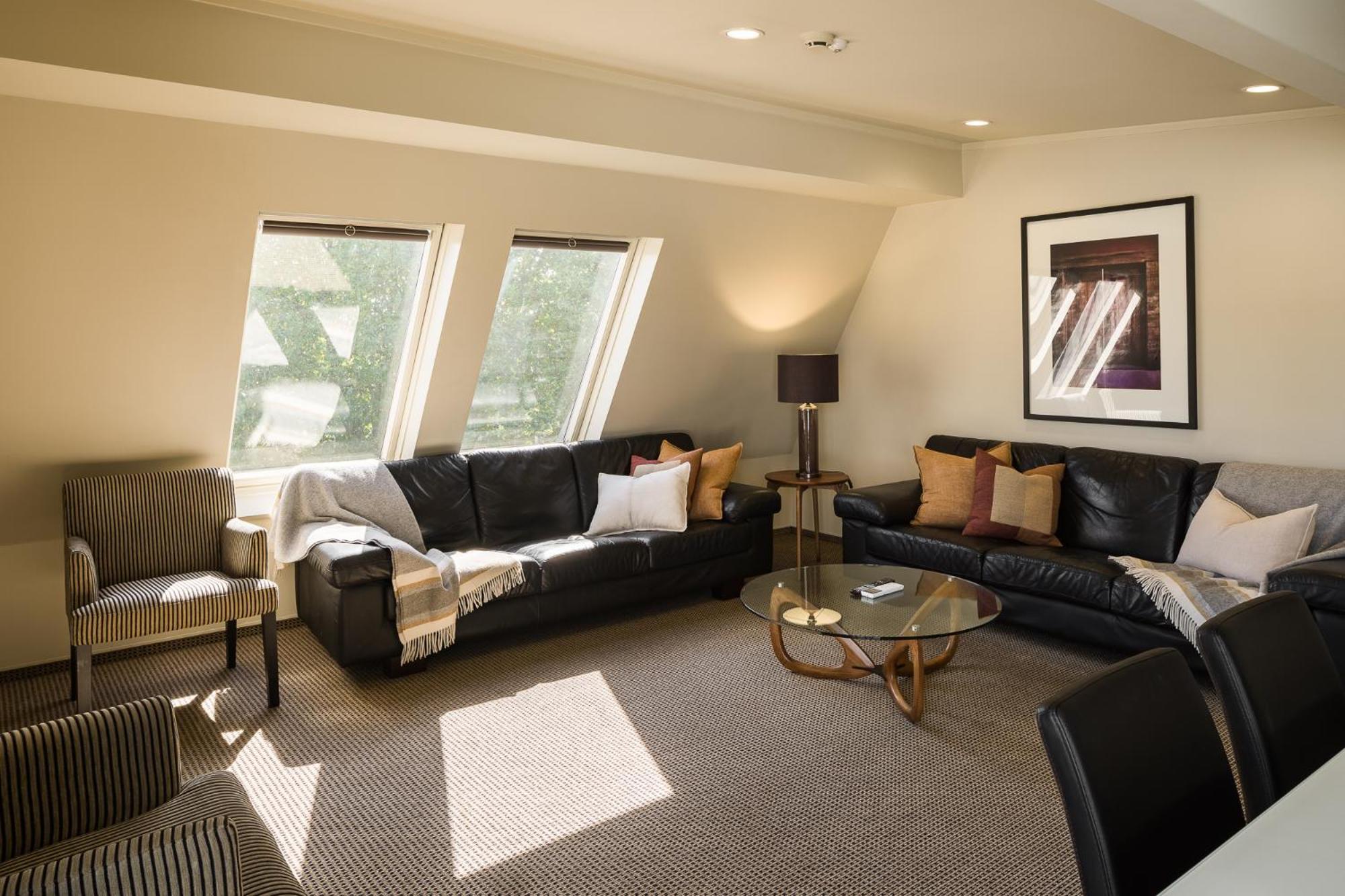 马尔伯勒城堡酒店 布伦海姆 外观 照片 A living room with a skylight